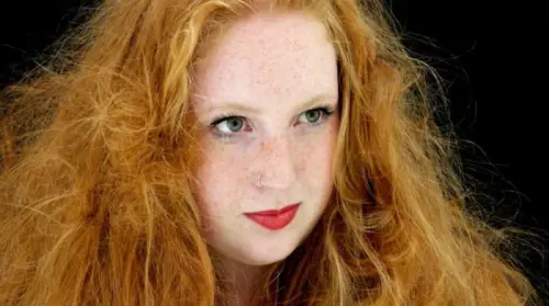 Capelli secchi e sfibrati: i rimedi naturali e low cost per infoltirli